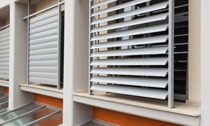 Σκίαστρα αλουμινίου σε κτίριο για προστασία από τον ήλιο SMARTIA M5600